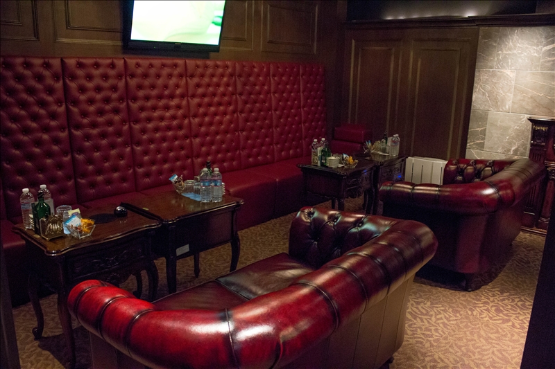 ラグジュアリーなVIPルーム - 黒とゴールドの高級空間